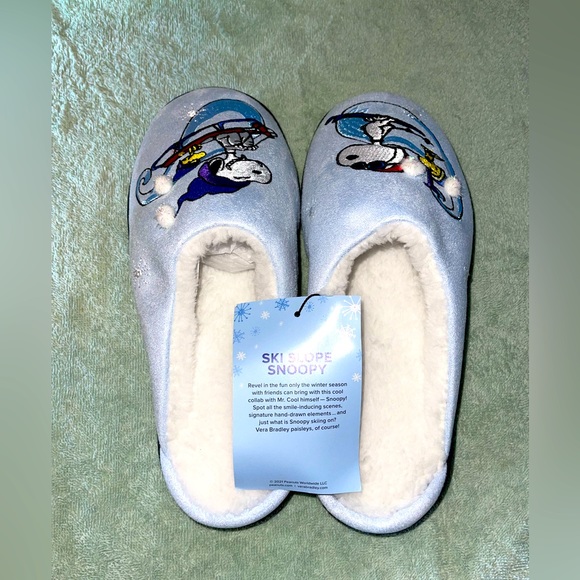 ✨HP✨ “PEANUTS” NWT SNOOPY SOFT SKIING SLIPPERS BY VERA BRADLEY, SHOE SIZE 5-6 - Picture 2 of 8